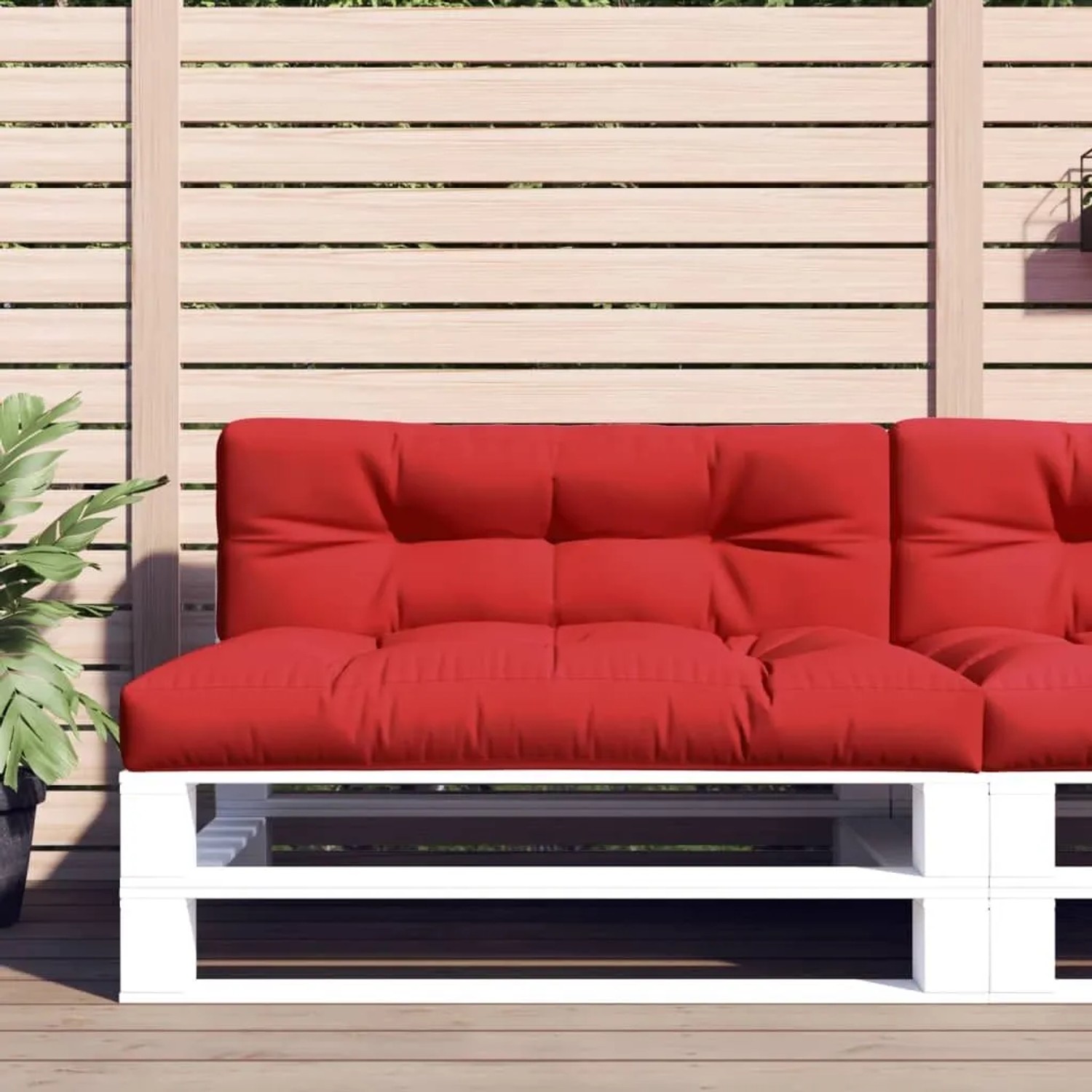 Rotes Palettenkissen-Set aus Stoff auf weißer Palette. Bequeme Sitz- und Rückenkissen für Gartenmöbel.