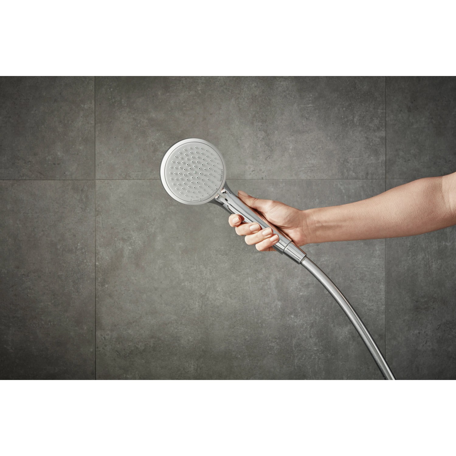 Hansgrohe Croma 100 Vario Handbrause, Chrom, mit 4 Strahlarten in der Hand gehalten.