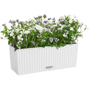 Lechuza Balconera Cottage 50, weißer Blumenkasten mit Bewässerungssystem und bunten Blumen.