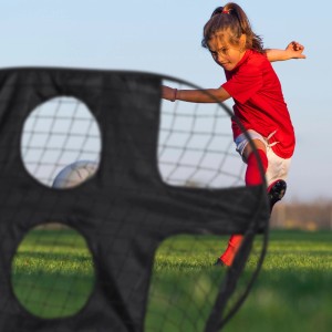 Schwarzes Relaxdays Fußballtor mit Torwand, Kind schießt Ball. Sport & Fitness.