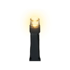 Nahaufnahme einer leuchtenden warmweißen LED an einem dunklen Kabel. Detail einer OBI LED Lichterkette für Außen.