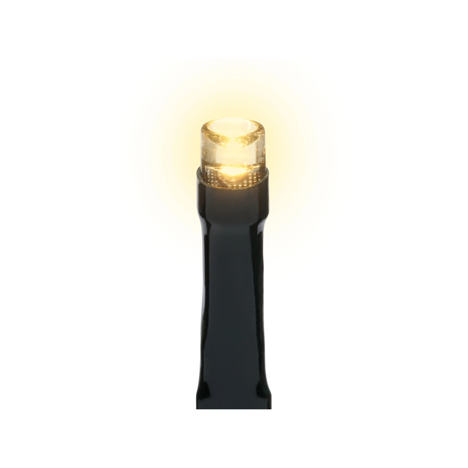 Nahaufnahme einer leuchtenden warmweißen LED an einem dunklen Kabel. Detail einer OBI LED Lichterkette für Außen.