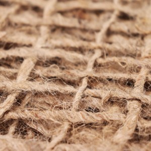 Detailaufnahme der Aquagart Böschungsmatte aus Jute, ideal für Teichfolien und Uferbefestigung.