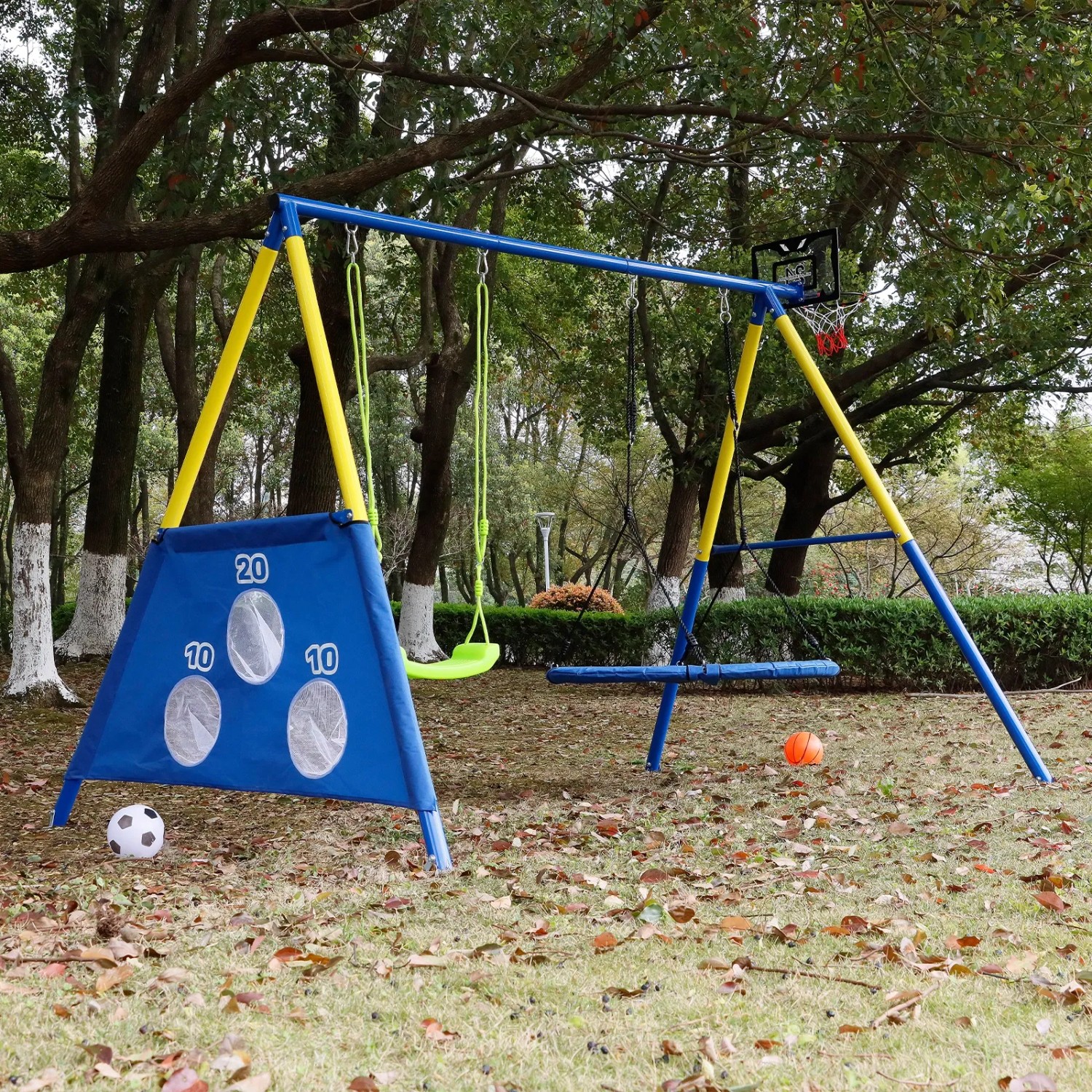 CCLIFE Schaukelgestell mit Nestschaukel, Brettschaukel, Fußballnetz und Basketballkorb im Garten.