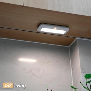 Weiße Müller-Licht LED-Akku-Unterbauleuchte Mobina Gen2 mit Sensor unter einem Schrank.