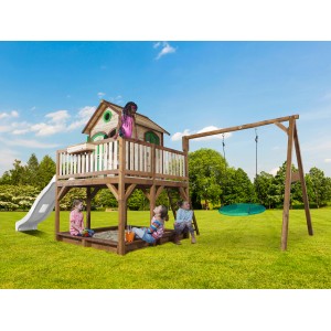 Axi Liam Spielhaus mit Nestschaukel, Rutsche, Sandkasten und spielenden Kindern im Garten.