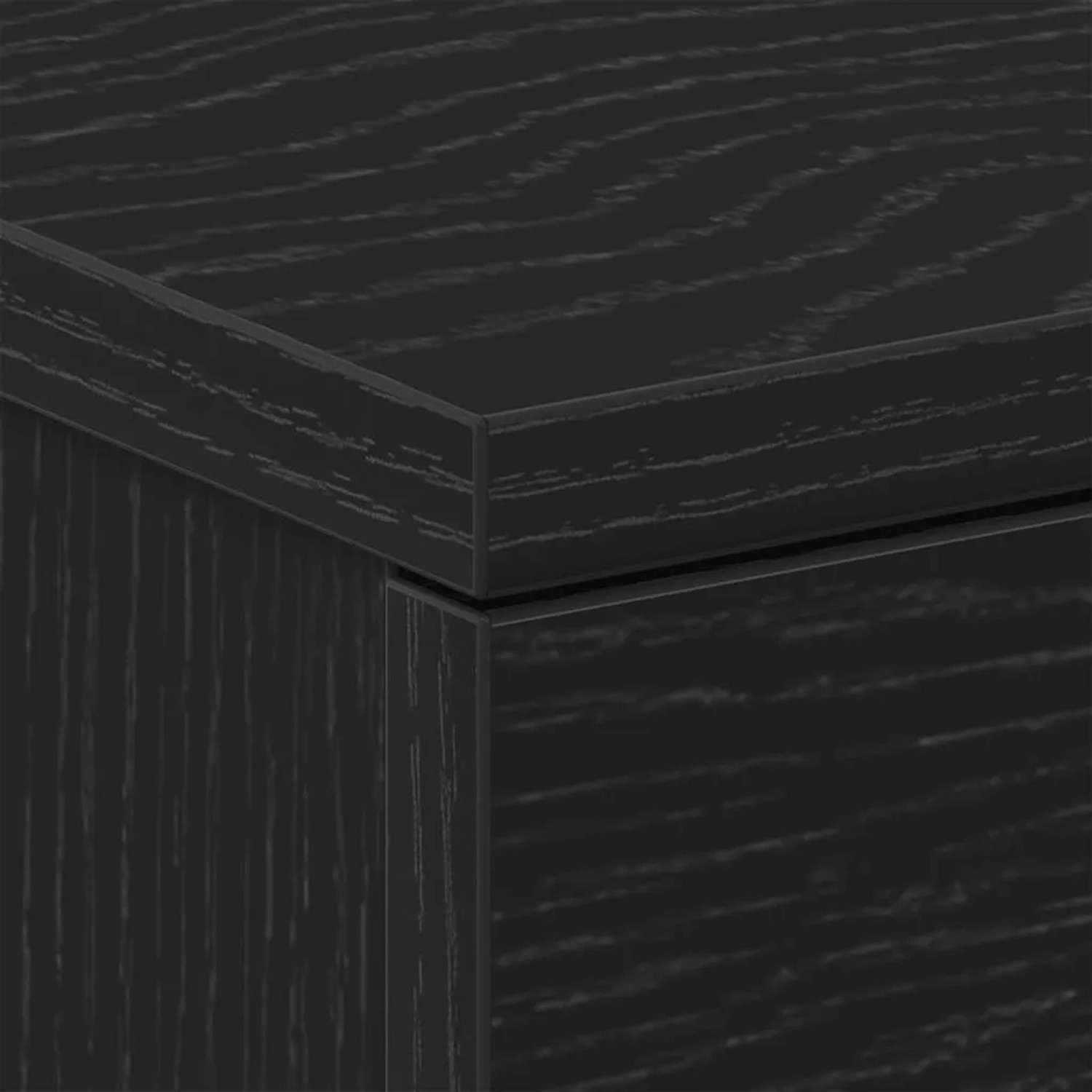 Detailansicht: Schwarzer Nachttisch aus Holzwerkstoff mit feiner Holzmaserung.