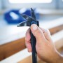 LUX Nageleisen 200 mm in Aktion: Hand zieht Nagel mit dem Nageleisen. Werkzeug aus Carbonstahl.