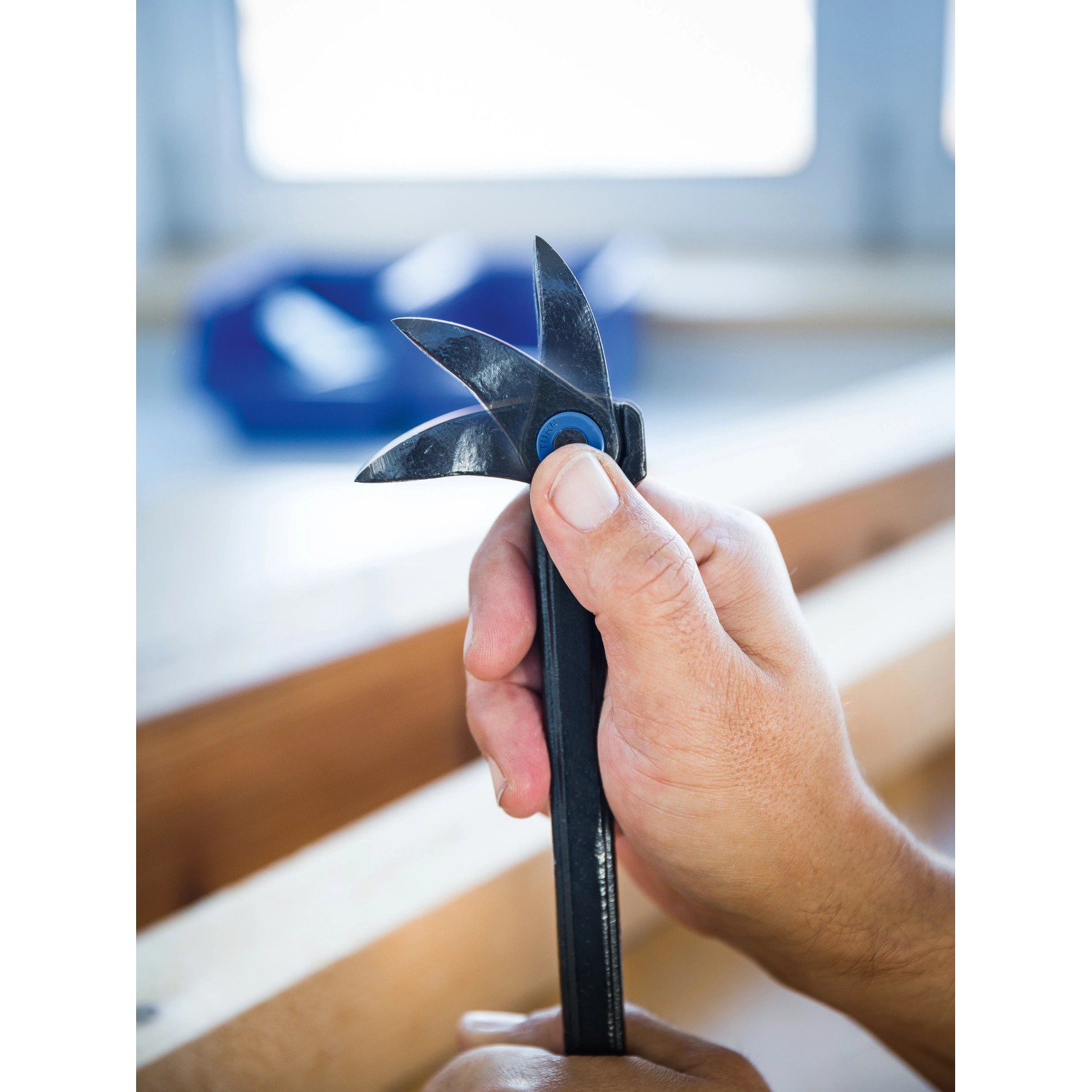 LUX Nageleisen 200 mm in Aktion: Hand zieht Nagel mit dem Nageleisen. Werkzeug aus Carbonstahl.