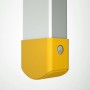 Detailaufnahme: Gelber Anti-Rutsch-Fuß einer PROREGAL Aluminium-Stufenstehleiter.