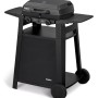 Schwarzer Enders Urban II Gasgrill mit Trolley und zwei Seitenablagen.