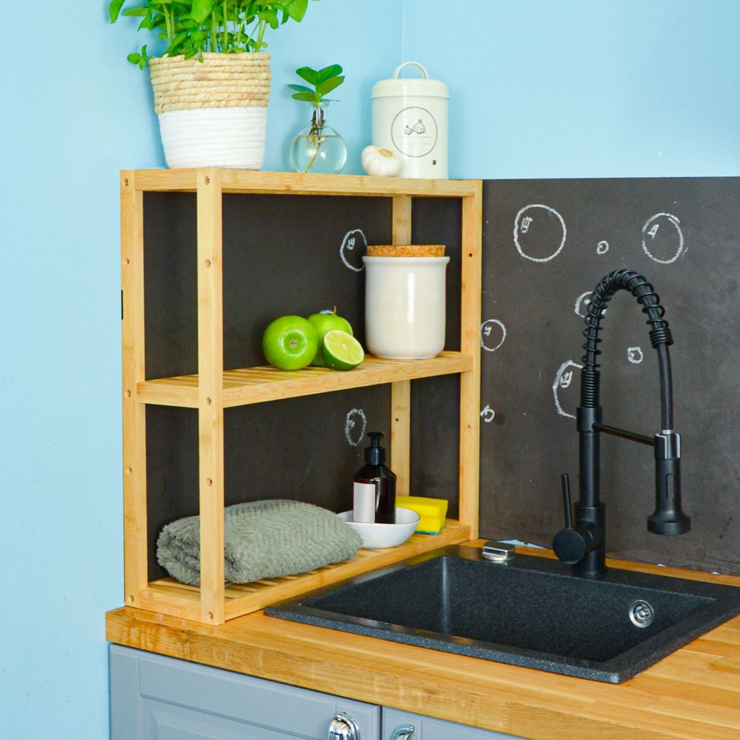 DuneDesign Bambus Regal (60x54x15cm) im Bad über Spüle mit Deko.