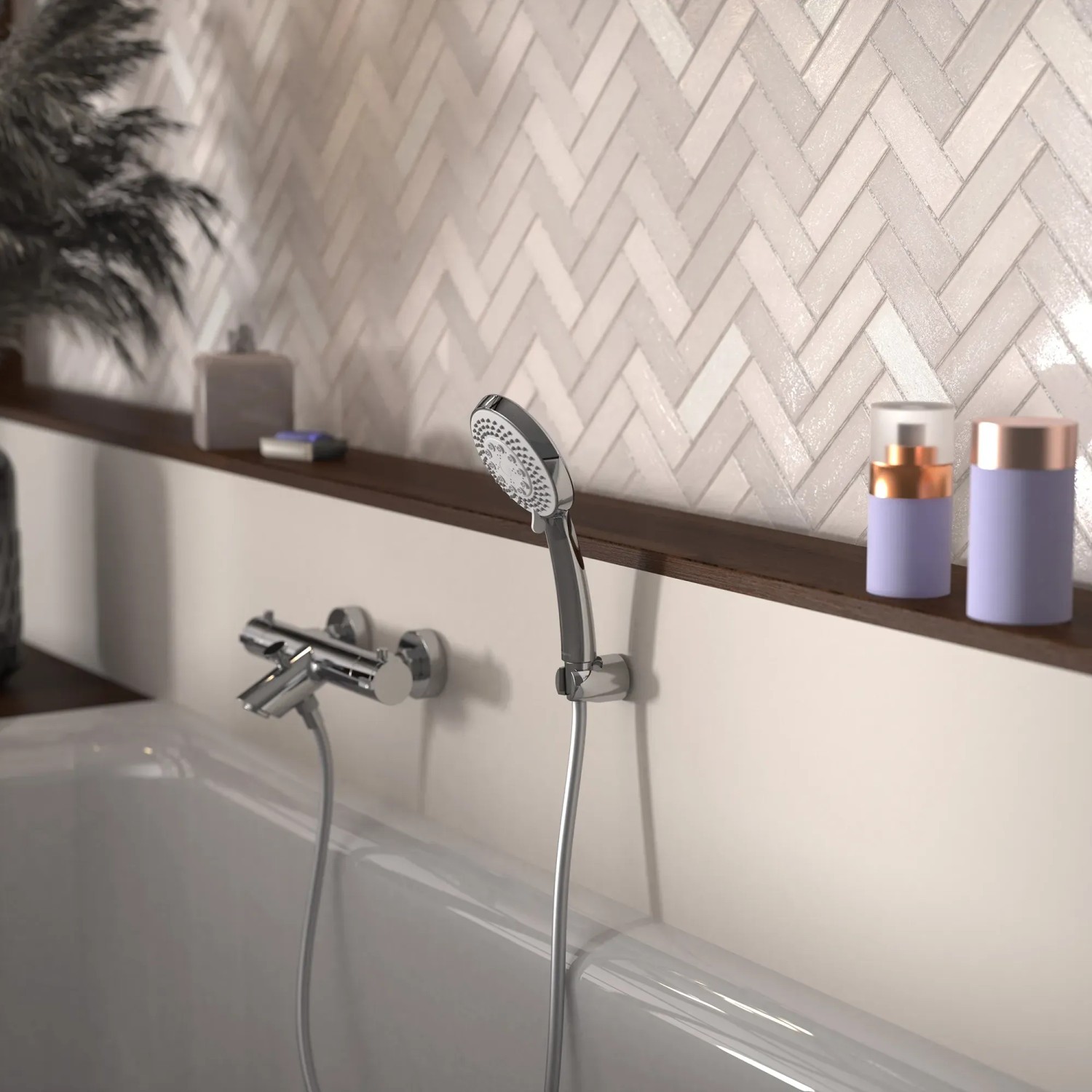 Schütte Handbrause-Set Torino Chrom an Badewanne mit Armatur und Deko.