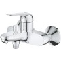 Glänzende Grohe Einhand-Wannenbatterie Swift für die Wandmontage im Badezimmer.