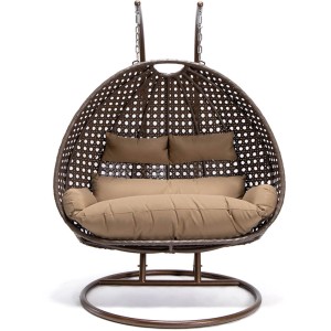 Brauner Home Deluxe Hängesessel Twin aus Polyrattan mit beigen Kissen für 2 Personen.