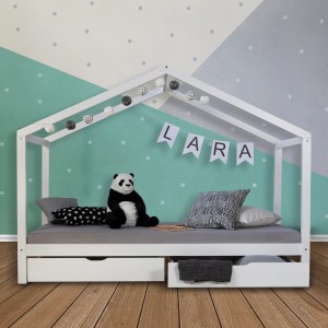 Weißes Homestyle4u Hausbett 90x200 mit Matratze und Bettkästen. Kinderbett im Hausdesign mit Deko.