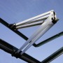 Automatischer Fensteröffner für Gewächshäuser, silberfarben, zur Temperaturregelung.