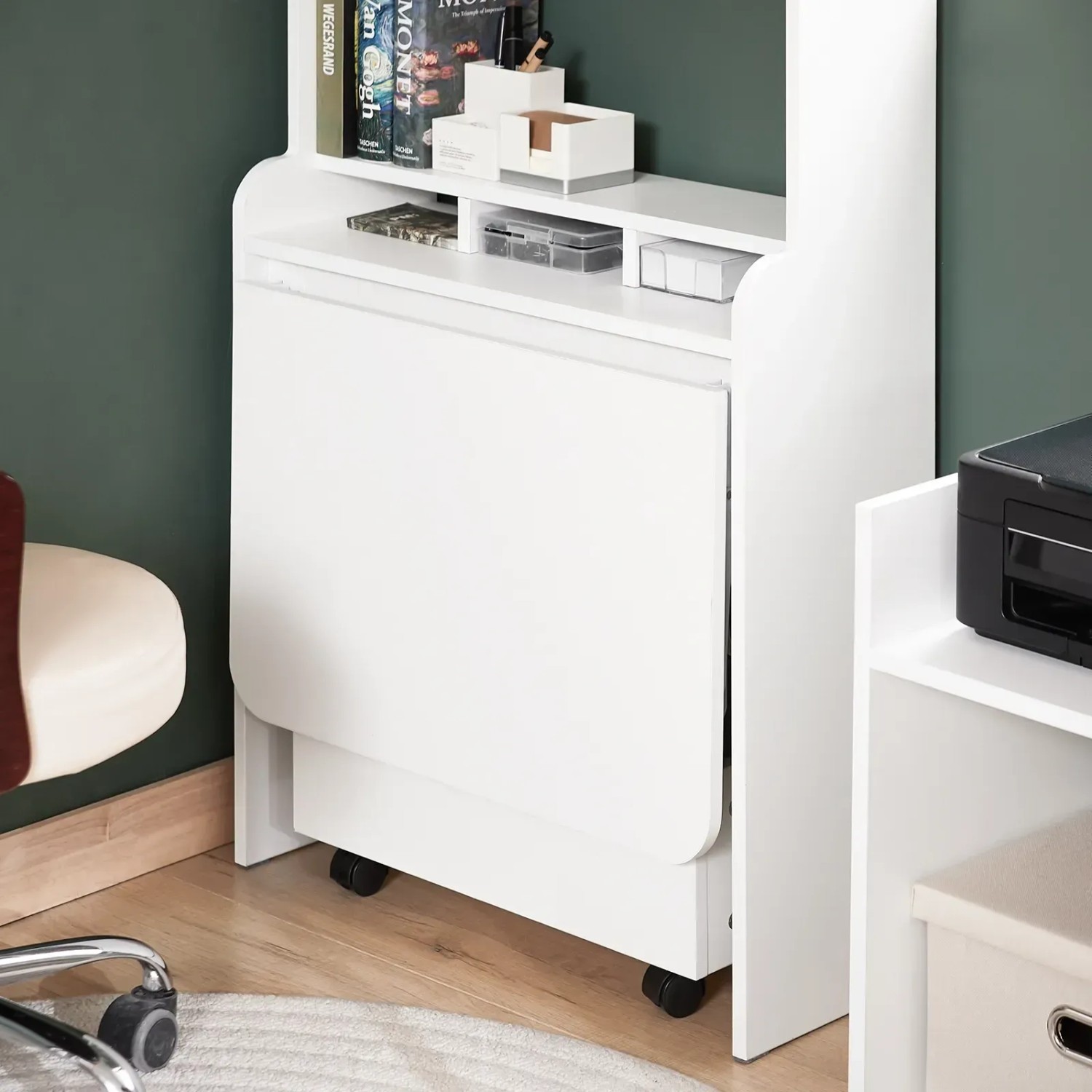 Weißer SoBuy Klapptisch Schreibtisch FWT105-W, zusammengeklappt als Regal mit Ablagen.