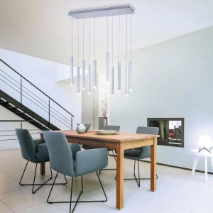 Moderne 10-flammige LED-Pendelleuchte Bruno aus Aluminium über einem Esstisch im Wohnraum.