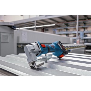 Bosch Professional Akku-Blechschere GSC 18V-16 E Solo auf Metall, Akkugerät.