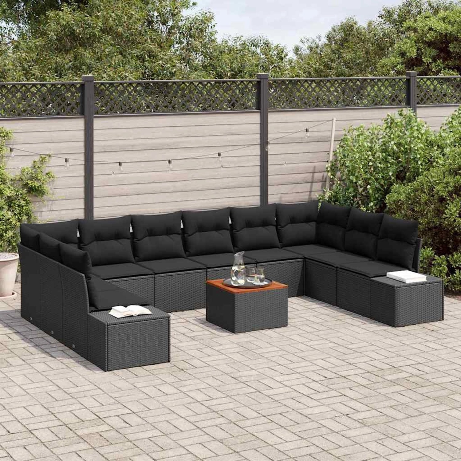 Schwarzes 11-tlg. vidaXL Garten-Sofa-Set aus Poly Rattan mit Tisch und Kissen.