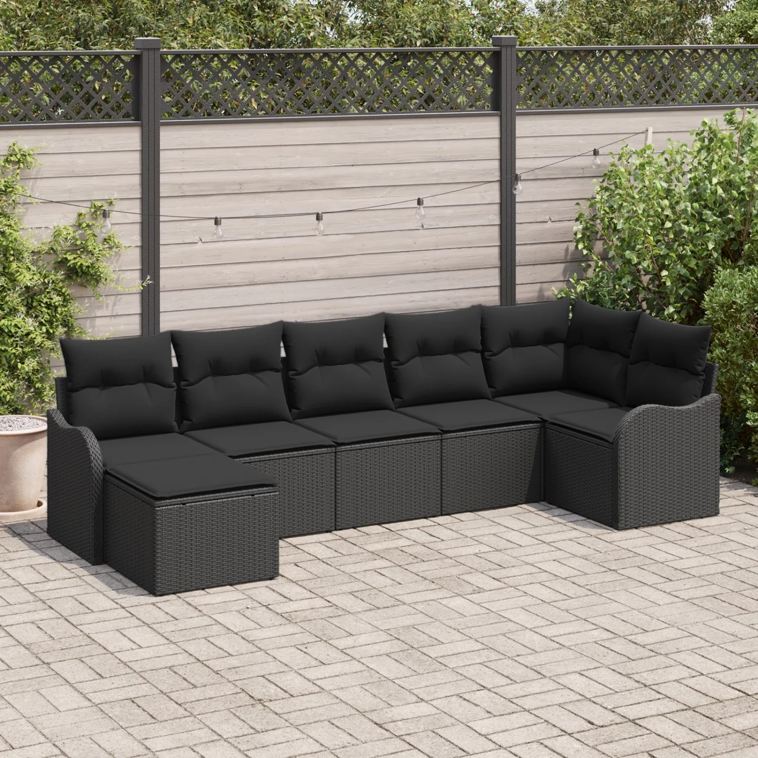 Schwarzes 7-teiliges vidaXL Garten-Sofa-Set aus Poly Rattan mit Kissen.