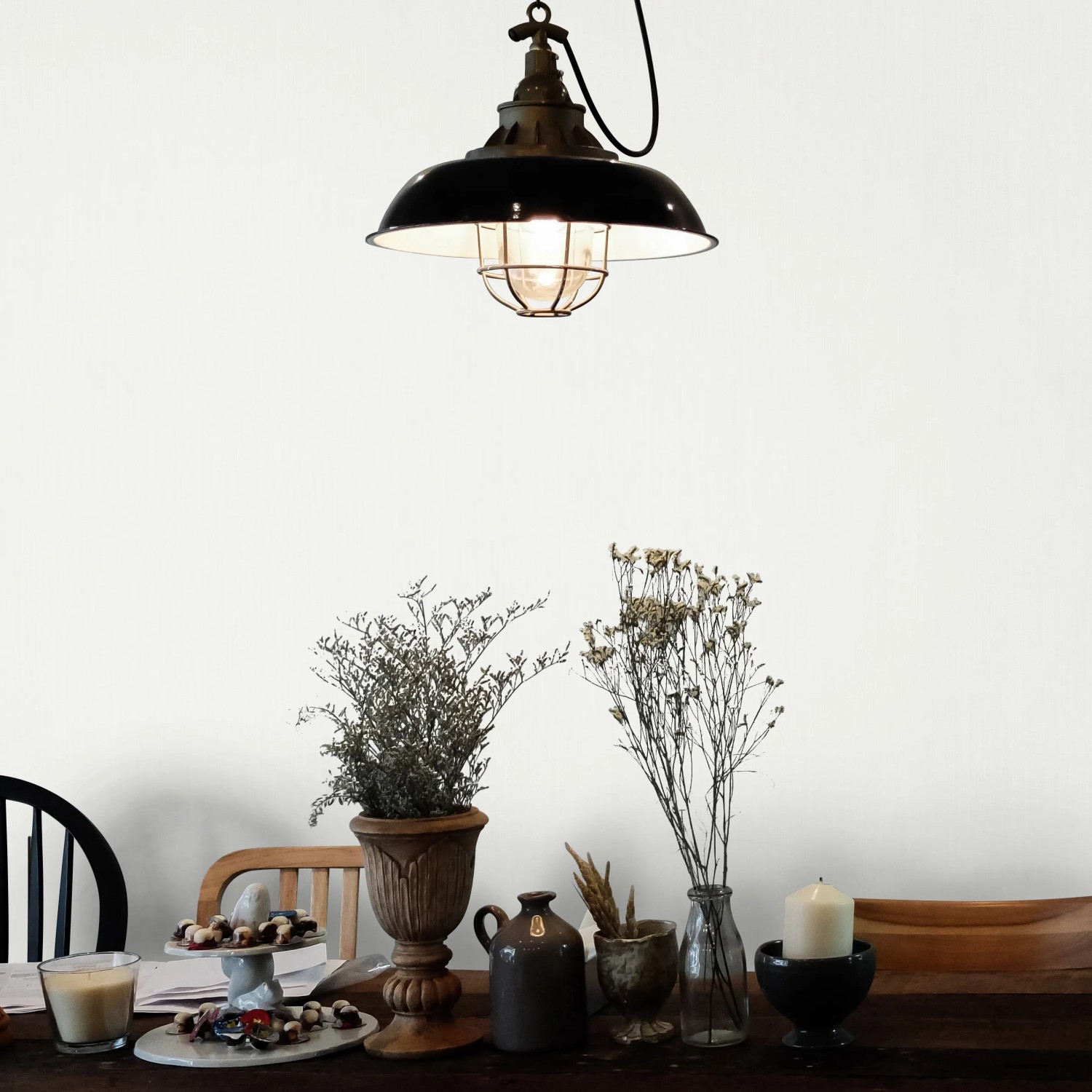 Ecrufarbene Erismann Vliestapete mit Glanzeffekt an Wand über Tisch mit Dekoration.