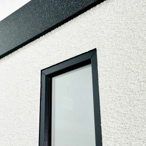 Detailansicht: Weißes Amazing Spaces Gartenhaus Urban One mit Fenster.