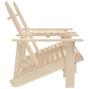 Seitliche Ansicht von zwei hellen Adirondack-Gartenstühlen aus Massivholz Tanne, mit integriertem Tisch. Gartenmöbel-Set.