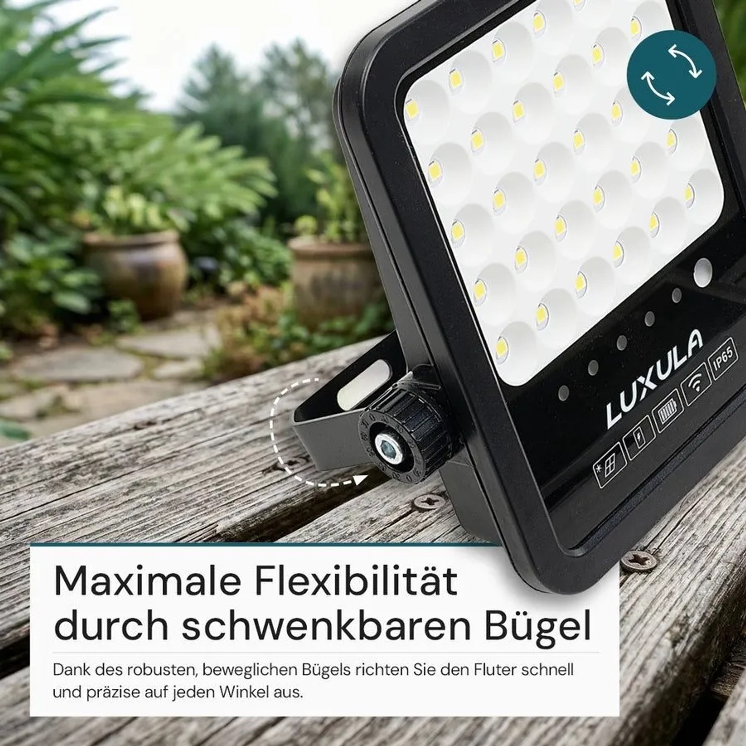Schwarzer LUXULA LED Solarstrahler mit schwenkbarem Bügel für flexible Ausrichtung.