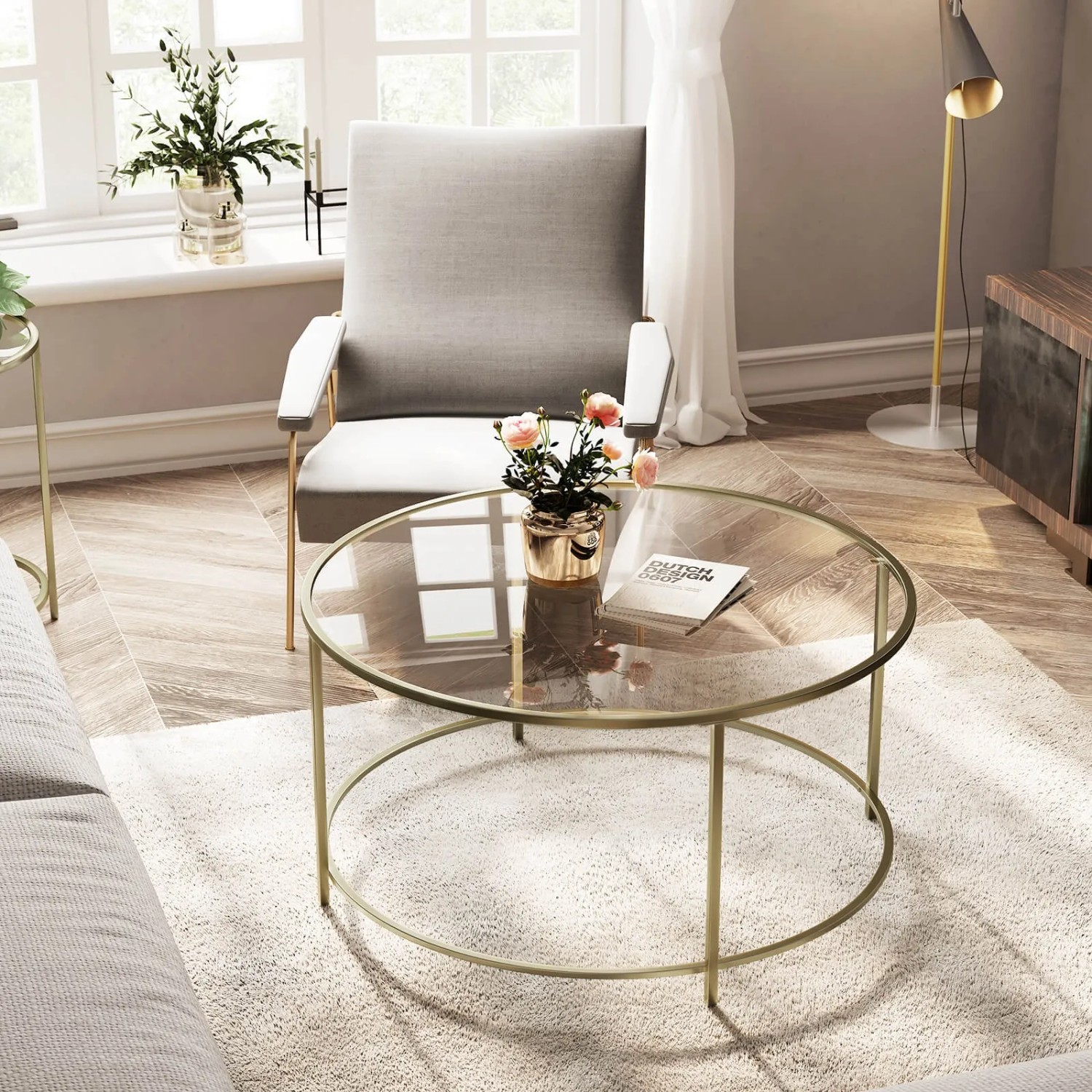 Eleganter Vasagle Couchtisch mit Glasplatte und goldenem Stahlrahmen im Wohnzimmer.