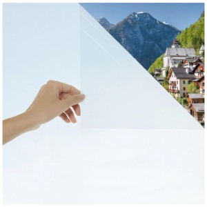 Weiße, blickdichte Fensterfolie mit Frosted Look wird von Hand angebracht. Statisch haftend, bietet UV-Schutz für Fenster.