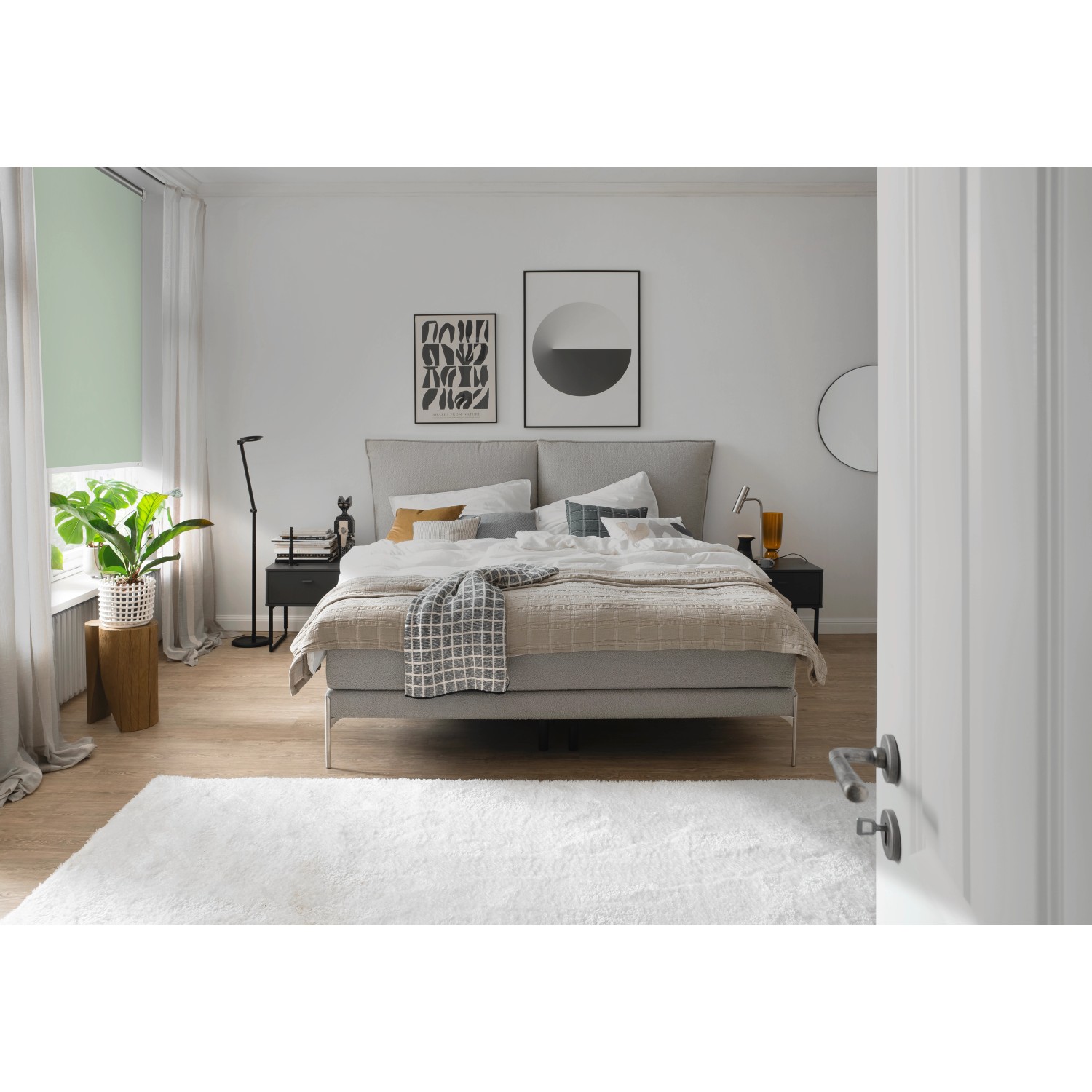 Schlafzimmer mit grünem Schöner Wohnen Thermo-Rollo Martha am Fenster.