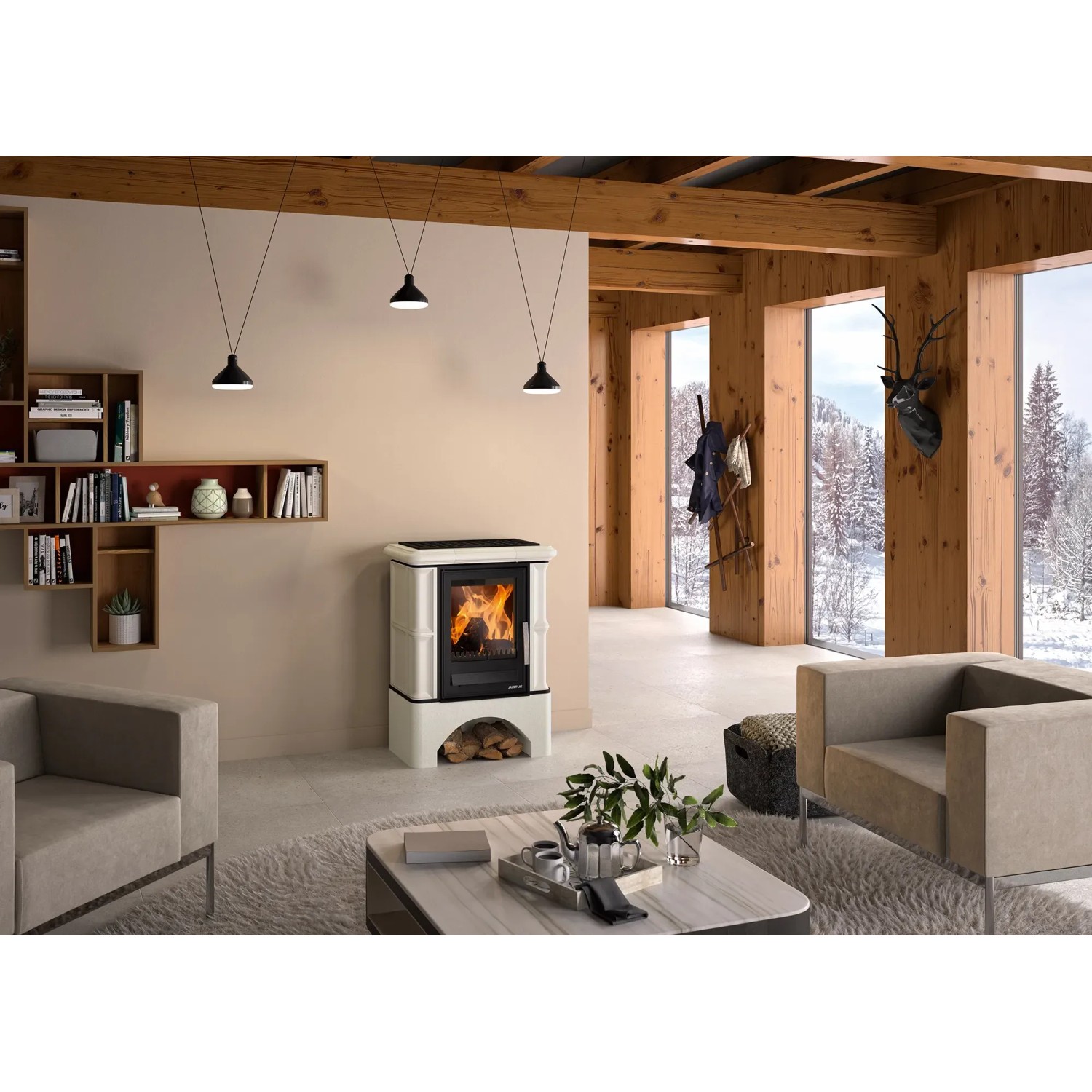 Justus Kaminofen Bavaria Ahorn Weiß mit Sockel (7 kW) im Wohnraum mit brennendem Feuer.