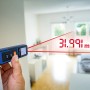 LUX-TOOLS Laserentfernungsmesser im Einsatz, Messwerkzeug für präzise Innenraum-Messungen.