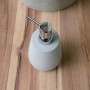 Wohnfreuden Sandstein Seifenspender Cara, Grün, mit Chrom-Pumpe auf Holz.