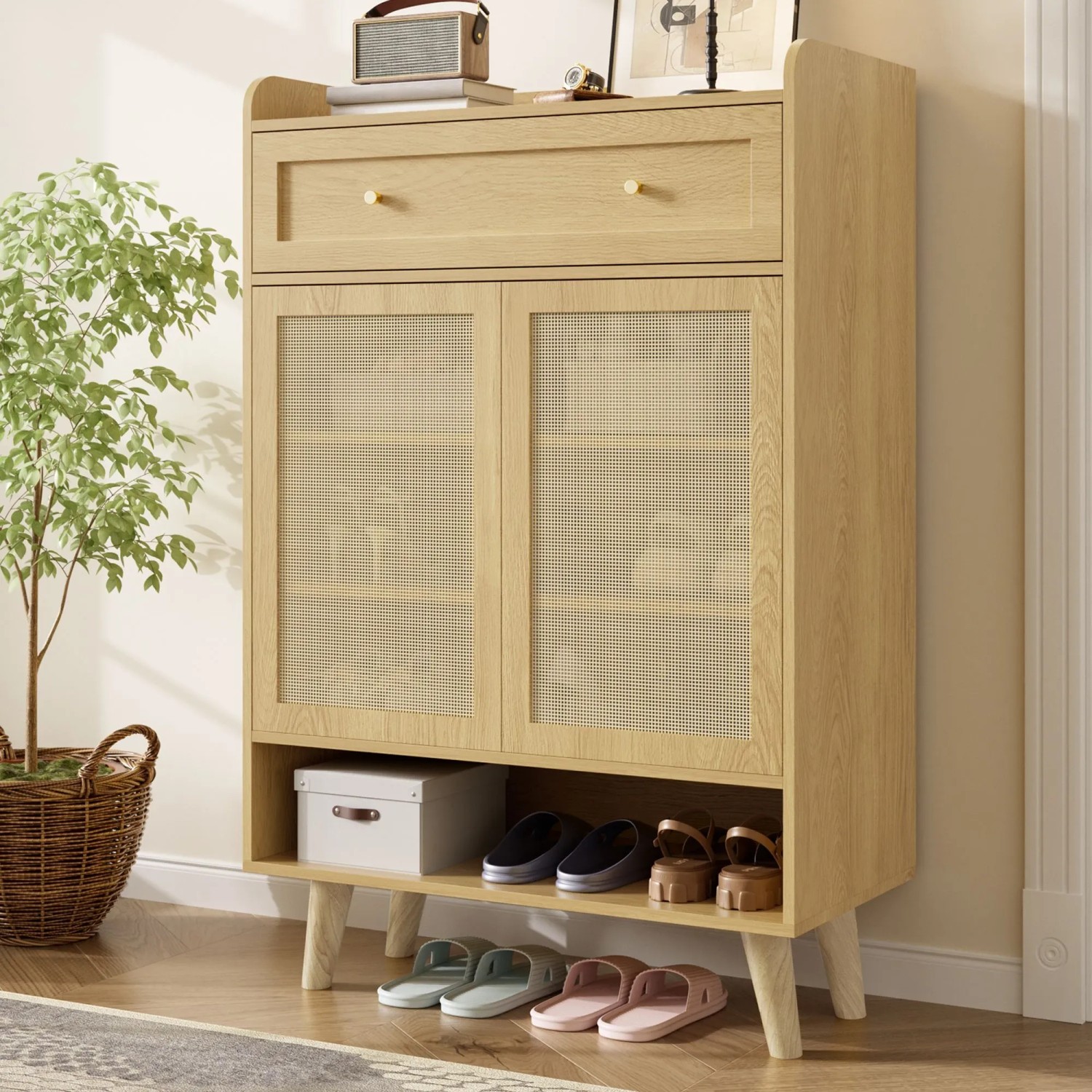 Merax Rattan Schuhschrank in heller Eiche mit 2 Türen, Schublade und Massivholzbeinen. Moderner Wohnzimmerschrank mit Stauraum.