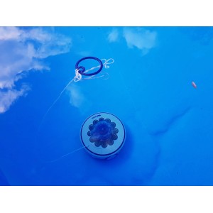Grauer Gre Akku-Poolroboter 4.000 mAh im Pool mit blauem Himmel.