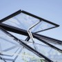 Geöffneter, automatischer Dachlüfter Thermovent aus Alu-Zink an einem Gewächshaus.