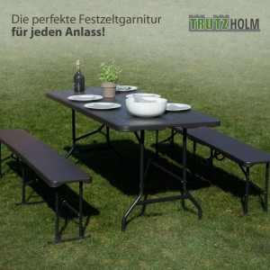 TRUTZHOLM Bierzeltgarnitur (180x75cm) mit 2 Bänken und 1 Tisch in Holzoptik auf Rasen.