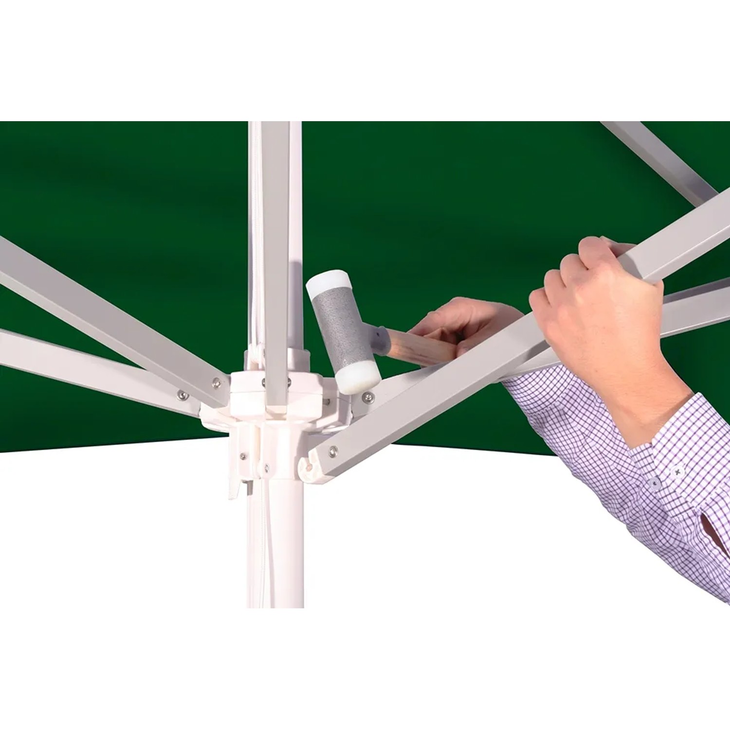 Detailaufnahme: Dunkelgrüner Schneider Marktschirm Jumbo (Ø 400 cm) mit Seilzugmechanik in Montage.