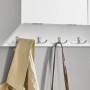 Weiße SoBuy Wandgarderobe FHK24-W mit 2 Klappen, 5 Haken und Jacke.