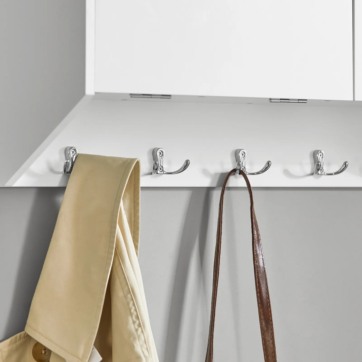 Weiße SoBuy Wandgarderobe FHK24-W mit 2 Klappen, 5 Haken und Jacke.