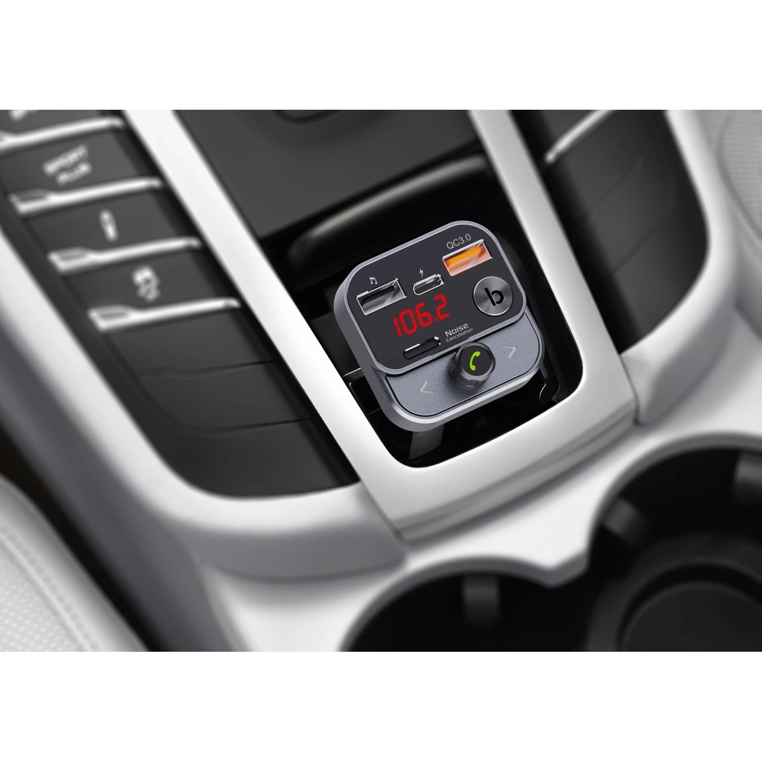 Technaxx FMT1700BT FM-Transmitter im Auto, mit USB-Ladefunktion und Bass Boost.