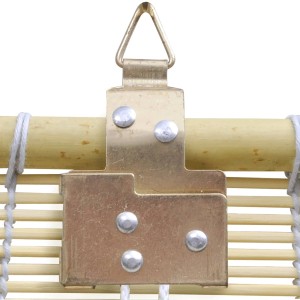 Detailaufnahme der Halterung vom Bambusrollo in Naturfarbe, zur Fensterdekoration.