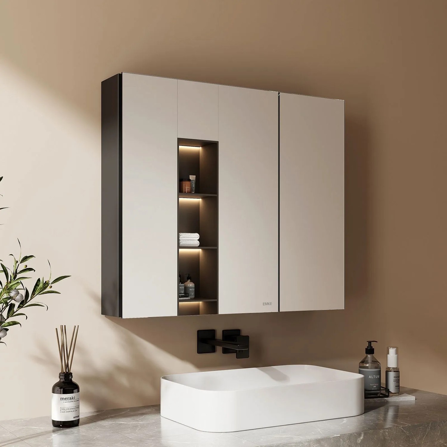 Emke Spiegelschrank, schwarz, 75x65cm, 2-türig mit Glasablagen im Badezimmer über dem Waschtisch.