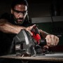 Einhell Akku-Tauchsäge TP-PS 18/165 Li BL im Einsatz beim Sägen von Holz.