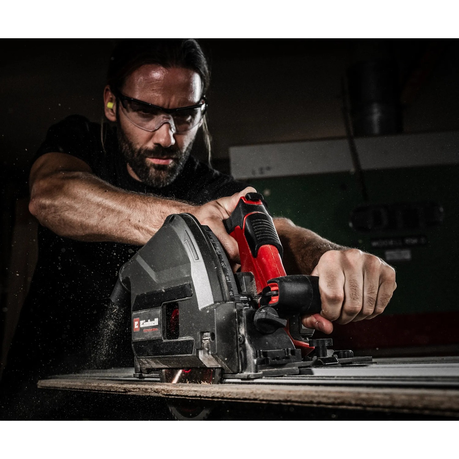 Einhell Akku-Tauchsäge TP-PS 18/165 Li BL im Einsatz beim Sägen von Holz.