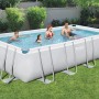 Rechteckiger Bestway Stahlrahmenpool mit Familie im Garten, 549x274x122 cm.