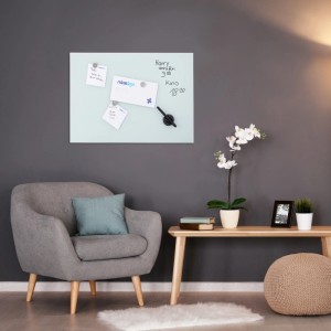 Weißes Relaxdays Glas Magnetboard 80x50 cm im Wohnraum mit Notizen und Magneten.